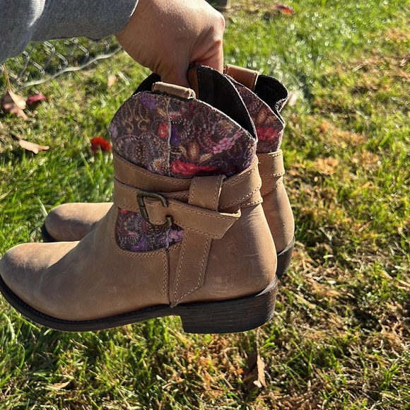 Women’s leather ankle Booties. - Picture 6 of 11